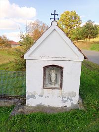 37. Výklenková mariánská kaplička na kraji Kvasejovic
