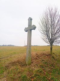 17. Kamenný kříž u cesty