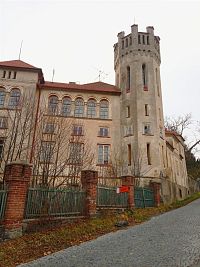 2. Opuštěný zámek v Jetřichovicích. Přestavba v anglickém a gotickém slohu s osmihrannou věží ozdobenou zubatým cimbuřím
