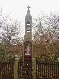 28. Kamenná tesaná zvonička v Onuzi z roku 1901