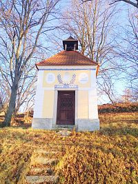 4. Návesní kaple se zvoničkou v Radči zasvěcená sv. Janu Nepomuckému. Postavená byla roku 1852