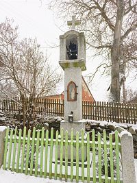 15. Kamenná zvonička z roku 1905 ve Veletíně