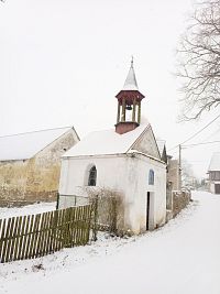 2. Kaple s šestibokou dřevěnou zvoničkou na Cunkově