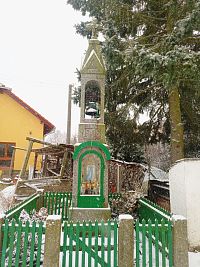 7. Kamenná zvonička ve Starcově Lhotě z roku 1906