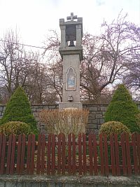 28. Kamenná zvonička z roku 1903 v Hulíně