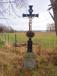 32. Křížek u cesty pod Hulínem pochází z roku 1881