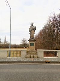 5. Sv. Jan Nepomucký vedle, též od sochaře Ignáce Platzera ml.