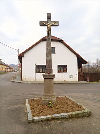 3. Kamenný kříž na nechvalické křižovatce