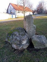 42. Kameny před hospodou v Kvasejovicích
