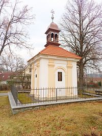6. Kaple sv. Petra a Pavla na návsi v Měšeticích z roku 1841