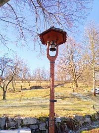 12. Dřevěná zvonička na vidláku v Moníně