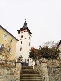 41. Původní románský kostel sv. Archanděla Michaela ze začátku 13. stol. byl přestavěn goticky v letech 1380-85, barokně roku 1718