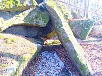 22. Blízko silničky na Chlístov stojí opřený dolmen, ZD8