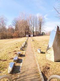 7. Památník obětem holocaustu v neobvyklé podobě je tvořen 53 kameny lemujícími cestu ke hřbitovu