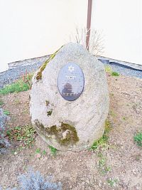 17. Pomníček na památku židovských obětí války