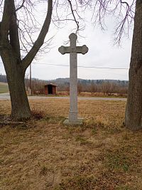 32. Kamenný kříž na začátku obce Lavičky