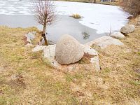 39. Krásný kámen na břehu rybníčka v Lovčicích