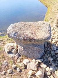 6. Kamenný stolec v Nových Dvorech byl před léty vylovený z rybníku, ND1