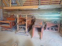 31. Polygonální stodola z Podolí ukrývá mlátičky, mlýnky, a další stroje