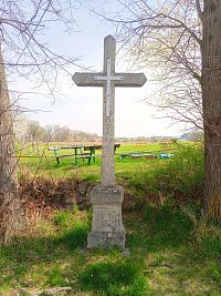 8. Kříž na kraji obce Rovina