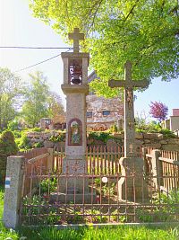 9. Zvonička s křížkem ve Vratkově. Zvonička z roku 1907, křížek z roku 1894