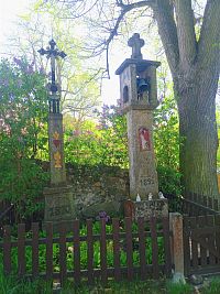 26. Kamenná zvonička v Myslkově z roku 1895, křížek s datací 1870