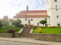1. Socha sv. Václava před stejnojmenným kostelem ve Voticích