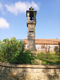 14. Kamenná tesaná zvonička také v Kvašťově