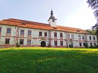 3. Pozdně barokní zámek v Nadějkově vznikl přestavbou vodní tvrze ze 14. stol