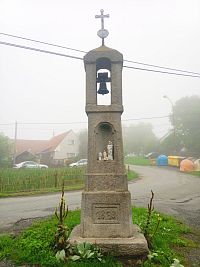 3. Kamenná zvonička v Hrazanech z roku 1873