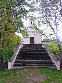 2. Kaple Nanebevzetí Panny Marie z roku 1646 stojí na místě někdejšího hradu