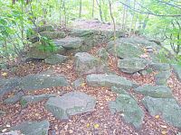 33. Mohutné kamenné valy jsou pozůstatky keltského opevnění z 6.-5.stol. př. n. l.