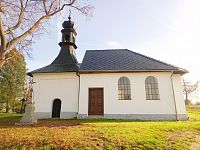 2. Na protáhlé návsi ve Štítném stojí barokní kaple s věžičkou a zvonem