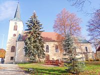 7.  Kostel Nanebevzetí Panny Marie vznikl v roce 1786 přestavbou ze stávající renesanční kaple, která v něm byla ponechána jako sakristie