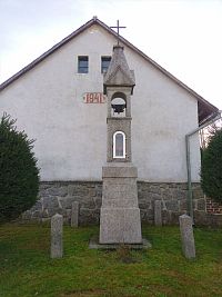 25. Kamenná tesaná zvonička v Dobré Vodě z roku 1895