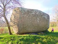 38. Největší kámen v okolí, zvaný Vrškámen, byl v obležení dětí