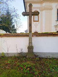 7. Kříž s kalichem před kostelem