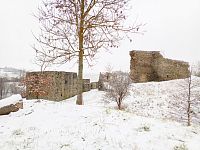 2. Zřícenina hradu Borotín pod popraškem prvního sněhu
