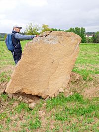 13. Nově objevený kámen v širém poli