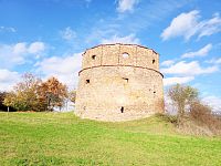 26. Zřícenina větrného mlýna západně od obce Příčovy na vyvýšenině u rybníka Musík. Stavba byla postavena zřejmě před rokem 1606 a sloužila do 18. století