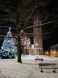 Vánoční strom a kostel sv. Pavla, Mírové náměstí, Ostrava-Vítkovice