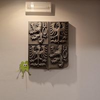 Státní znak nesmí chybět