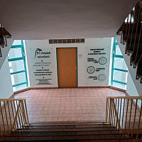 Chodba se schodištěm