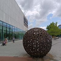 Za sochami před obchodním centrem Forum Nová Karolina v Moravské Ostravě