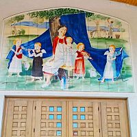 Jan Knap - Marie s Ježíškem, mozaika nad dveřmi do kostela, rok 1997