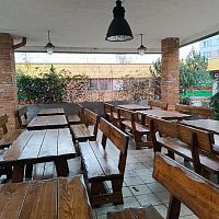 V létě je zde možné i venkovní posezení