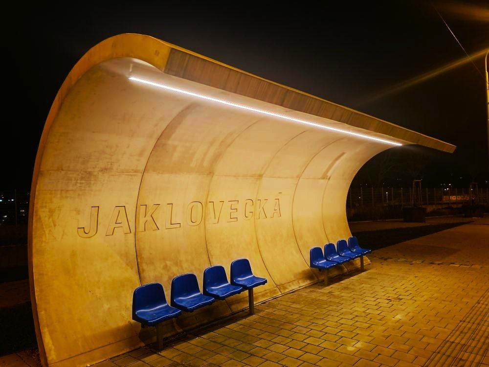 Na Lávku nad Bazaly ve Slezské Ostravě za nočním pohledem na město