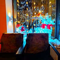 Krásná vánoční výzdoba Kavárny Repetee