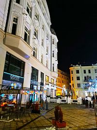 Pohled na Kavárnu Repetee a kousek Jiráskova náměstí