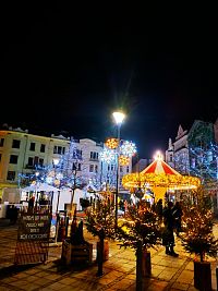 Vánoční atmosféra na Kuřím rynku s karuselem a dekoracemi